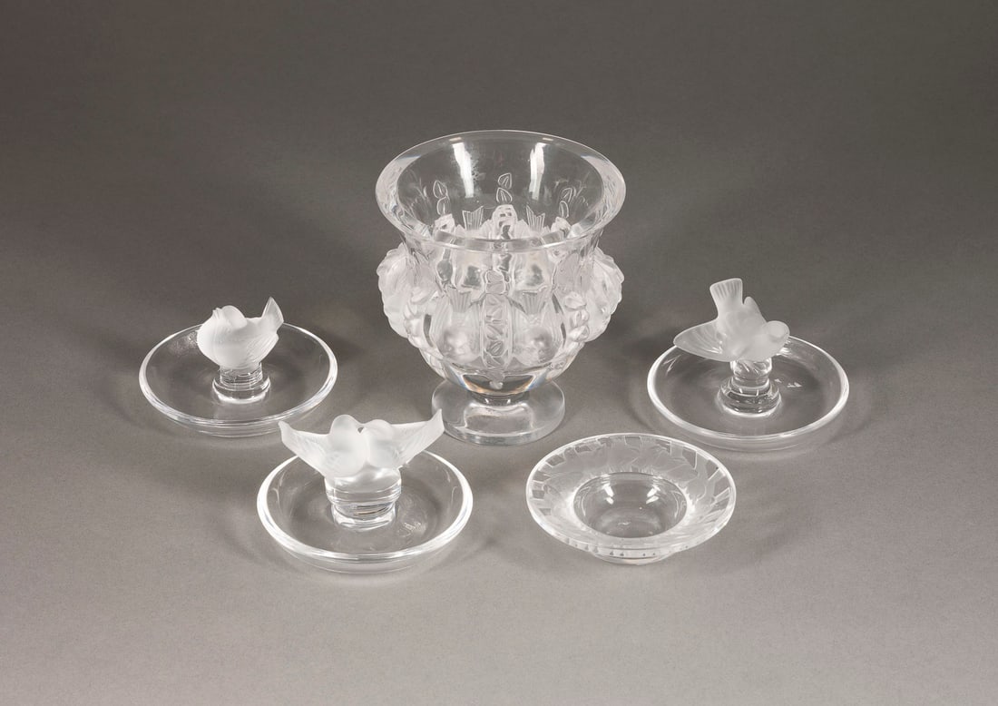 LALIQUE | KONVOLUT VON FÜNF GLASOBJEKTEN MIT VOGELDARSTELLU (1 of 1)