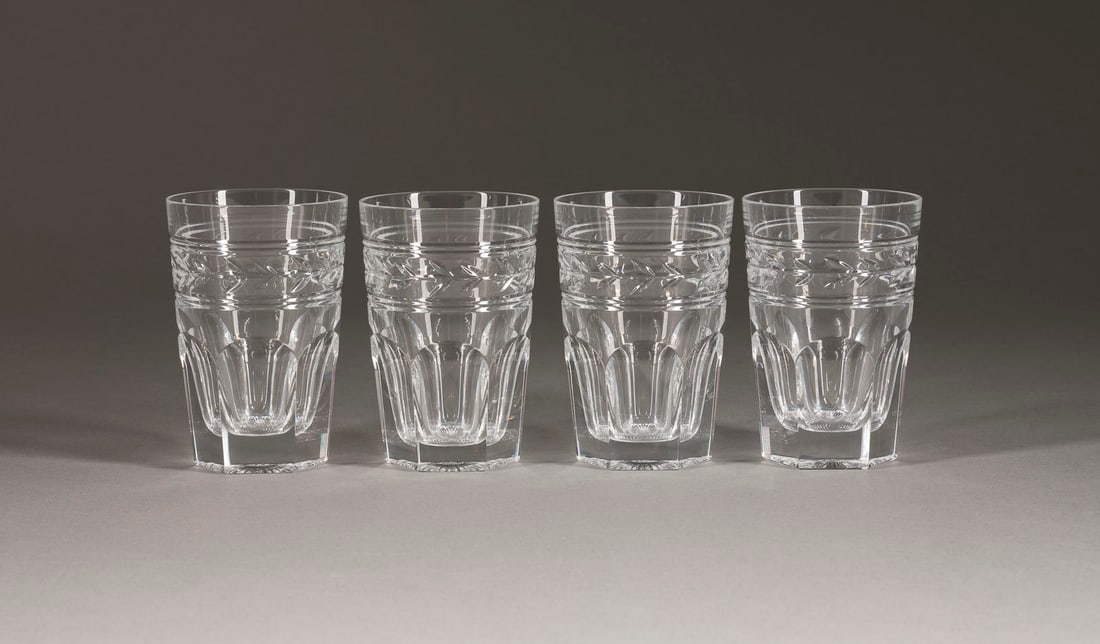 | VIER WHISKYGLÄSER 'JONZAC': VIER WHISKYGLÄSER 'JONZAC' Frankreich, Baccarat, 20. Jh. Farbloses Kristallglas, geschliffen. H. 10,5 cm. Jeweils mit Ätzstempel im Boden.VIER WHISKYGLÄSER 'JONZAC'