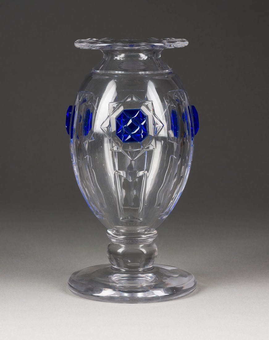 | VASE: VASE Frankreich, Cristalleries de Nancy, ab 1920 Farbloses Glas mit applizierten kobaltblauen Elementen, geschliffen. H. 25,5 cm. Am Boden Ätzstempel. Ein Element best.VASE