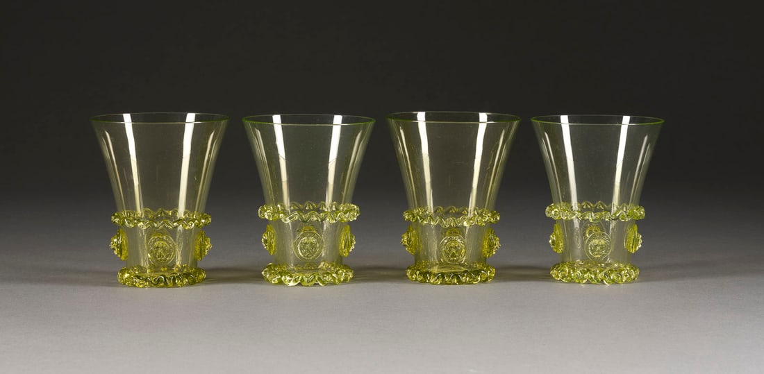 | VIER GLÄSER: VIER GLÄSER 19. Jh. Gelbes Glas. H. 9,5 cm.VIER GLÄSER