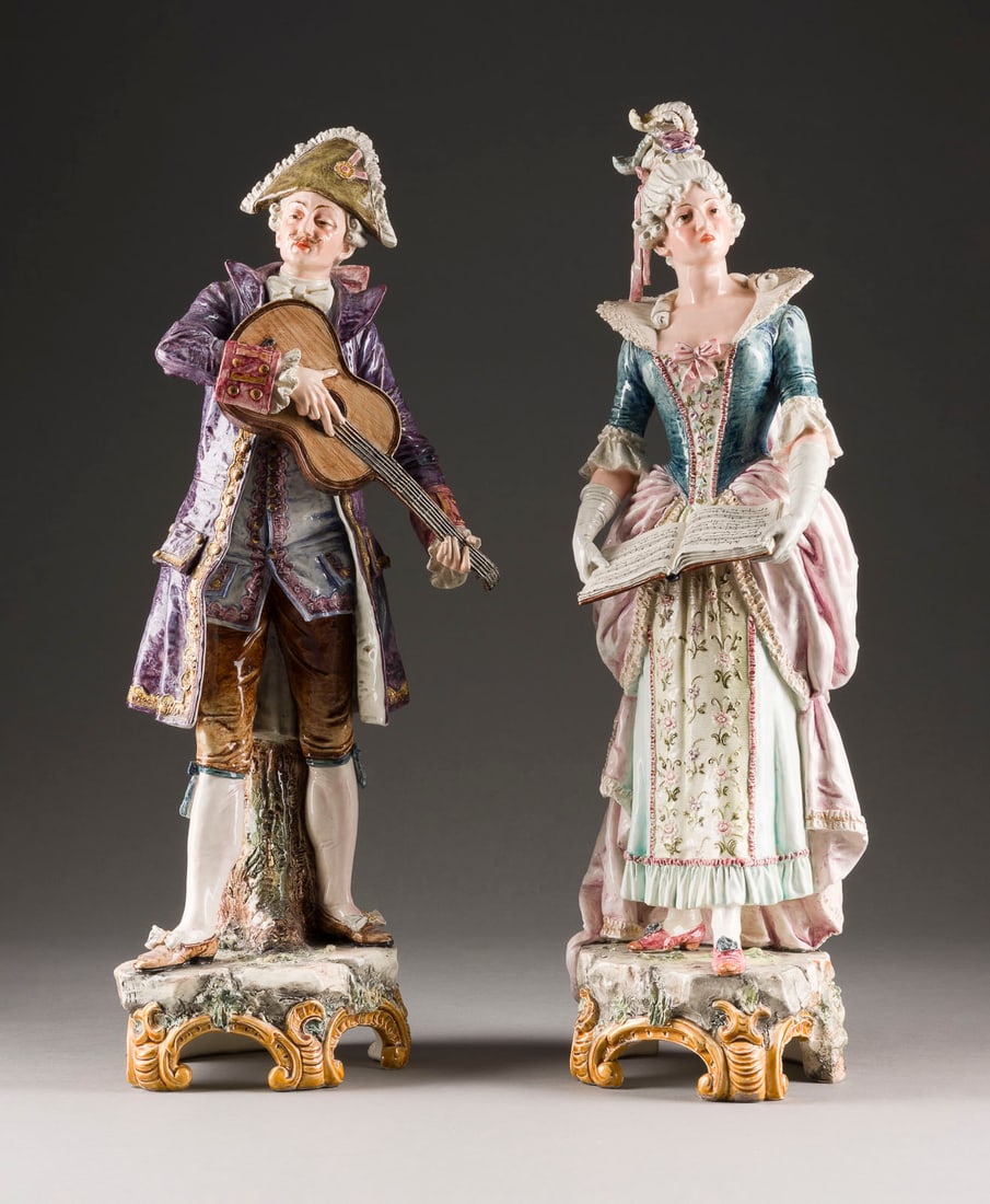 | PAAR MUSIZIERENDE HÖFISCHE FIGUREN (1 of 1)