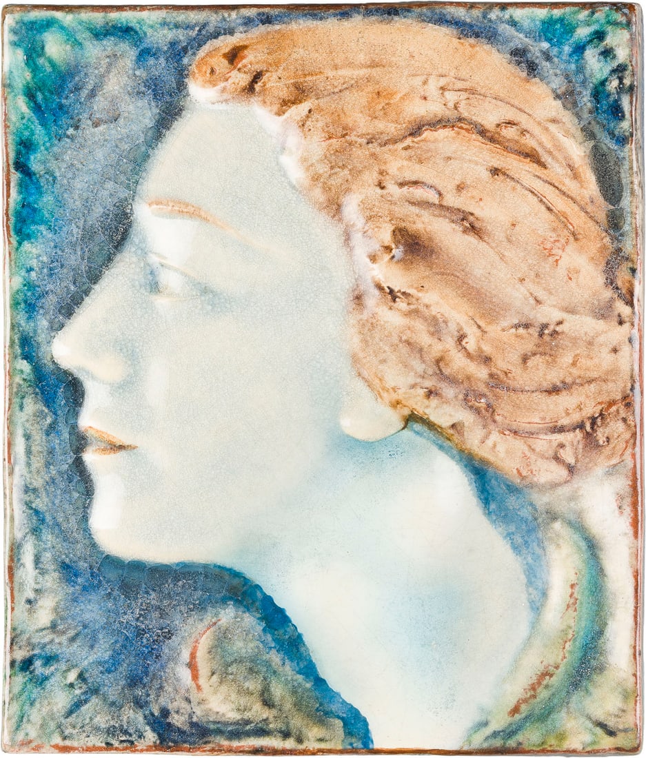 HERMANN ERWIN SPULER | BILDFLIESE MIT FRAUENKOPF: HERMANN ERWIN SPULER 1906 Augsburg - 1964 Cagnes-sur-Mer BILDFLIESE MIT FRAUENKOPF Deutsch, Majolika Manufaktur-Karlsruhe, um 1930 Keramik, rotbrauner Scherben, Glasurmalerei. H. 21,5 cm, B. 18,5 cm.