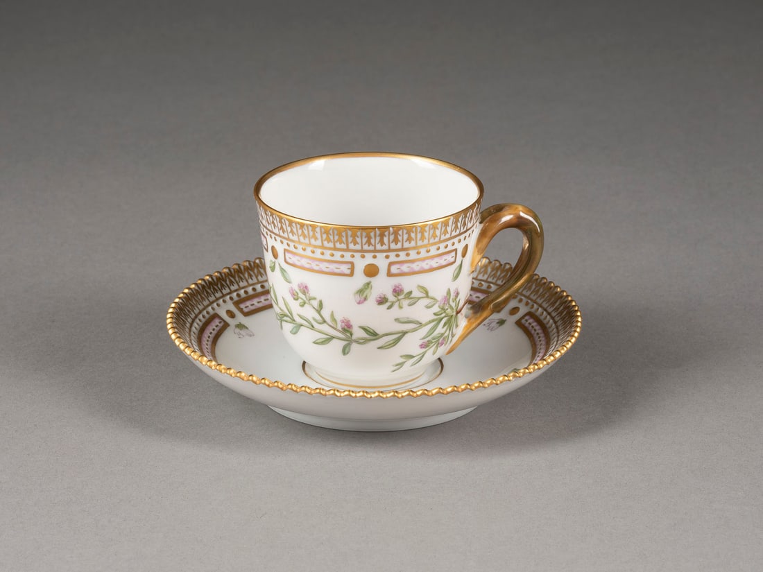 | MOKKATASSE MIT UNTERTASSE 'FLORA DANICA': MOKKATASSE MIT UNTERTASSE 'FLORA DANICA' Dänemark, Royal Copenhagen, 1980-1984 Porzellan, polychrome Malerei, Goldstaffage. H. 5,5 cm, D. 11,7 cm. Grüne Manufakturmarke, blaue Wellenmarke,