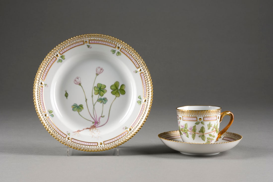 | KAFFEEGEDECK 'FLORA DANICA': KAFFEEGEDECK 'FLORA DANICA' Dänemark, Royal Copenhagen, 2. Hälfte 20. Jh. Porzellan, polychrome Malerei, Goldstaffage. D. 13,5-19,5 cm (Teller). Unterglasurblaue Wellenmarke, grüner