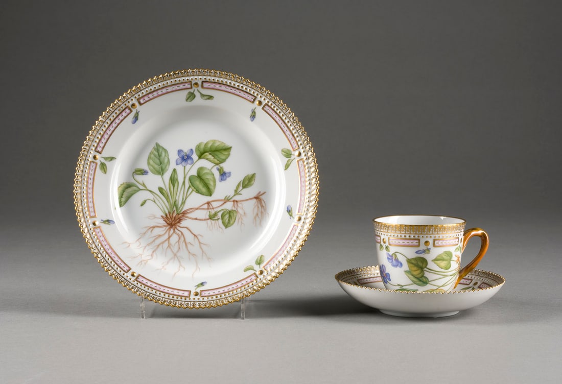 | KAFFEEGEDECK 'FLORA DANICA': KAFFEEGEDECK 'FLORA DANICA' Dänemark, Royal Copenhagen, 2. Hälfte 20. Jh. Porzellan, polychrome Malerei, Goldstaffage. D. 13,5-19,5 cm (Teller). Unterglasurblaue Wellenmarke, grüner