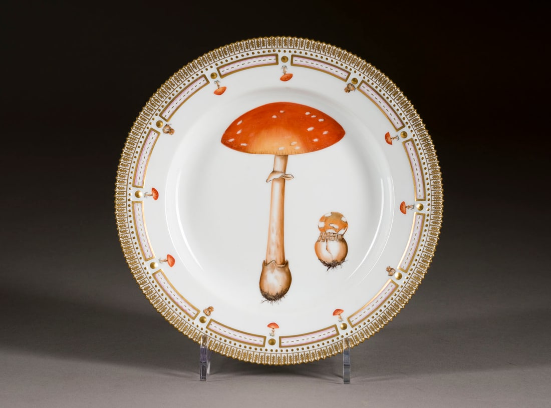 | SPEISETELLER 'FLORA DANICA': SPEISETELLER 'FLORA DANICA' Dänemark, Royal Copenhagen, 2005-2009 Porzellan, polychrome Malerei, Goldstaffage. D. 24,5 cm. Grüne Manufakturmarke, blaue Wellenmarke, Malerzeichen, Modellnr. '624'. Ve