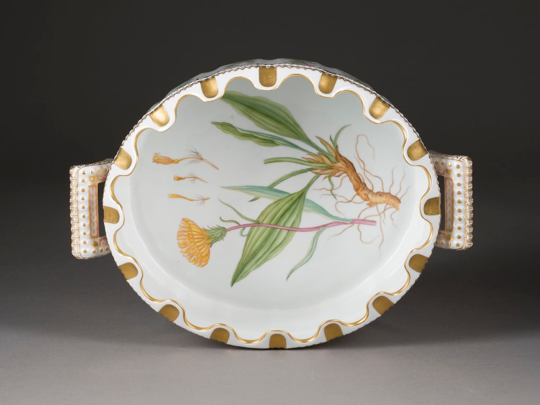 | GLASKÜHLER 'FLORA DANICA': GLASKÜHLER 'FLORA DANICA' Dänemark, Royal Copenhagen, 1992-1999 Porzellan, polychrome Malerei, Goldstaffage. H. 12,5 cm, L. 28 cm (ohne Griffe). Grüne Manufakturmarke, blaue Wellenmarke, Malerzeich