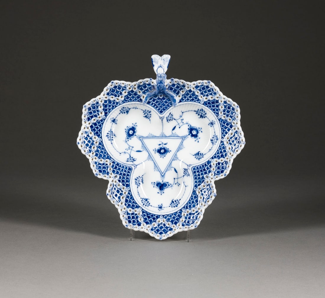 | SCHALE MIT DOPPELSPITZE 'MUSSELMALET VOLLSPITZE' (1 of 1)