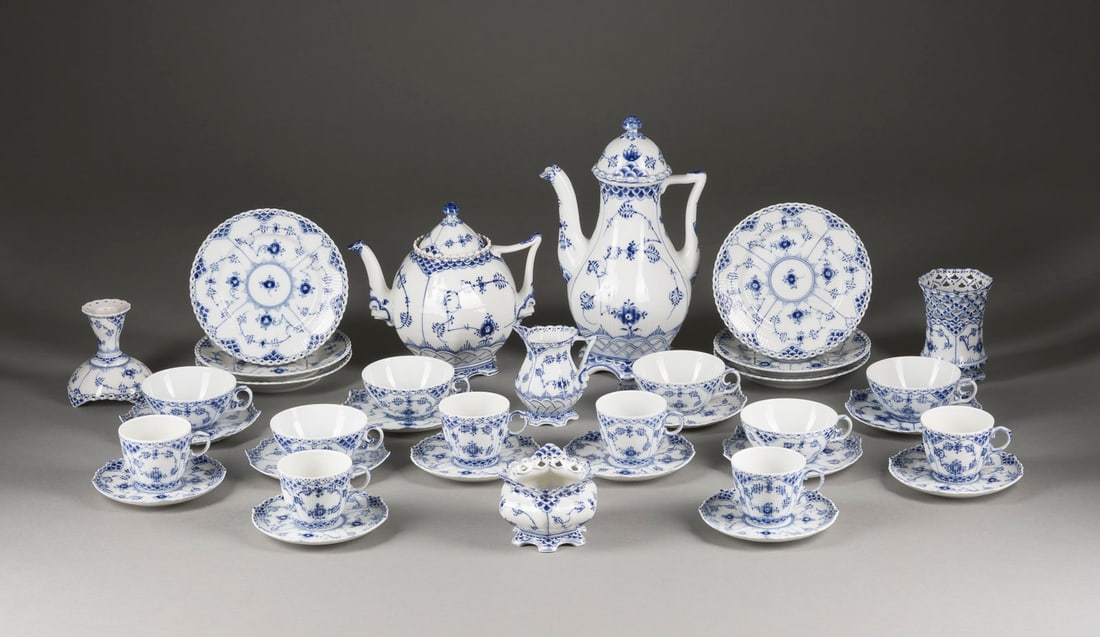 | 36-TEILIGES KAFFEE-/TEESERVICE 'MUSSELMALET-VOLLSPITZE': 36-TEILIGES KAFFEE-/TEESERVICE 'MUSSELMALET-VOLLSPITZE' Dänemark, Royal Copenhagen, 20. Jh. Porzellan, Blaumalerei. H. 20,5-28,5 cm (Kannen). Grüner Manufakturstempel, blaue Wellenmarke, Malerzeiche