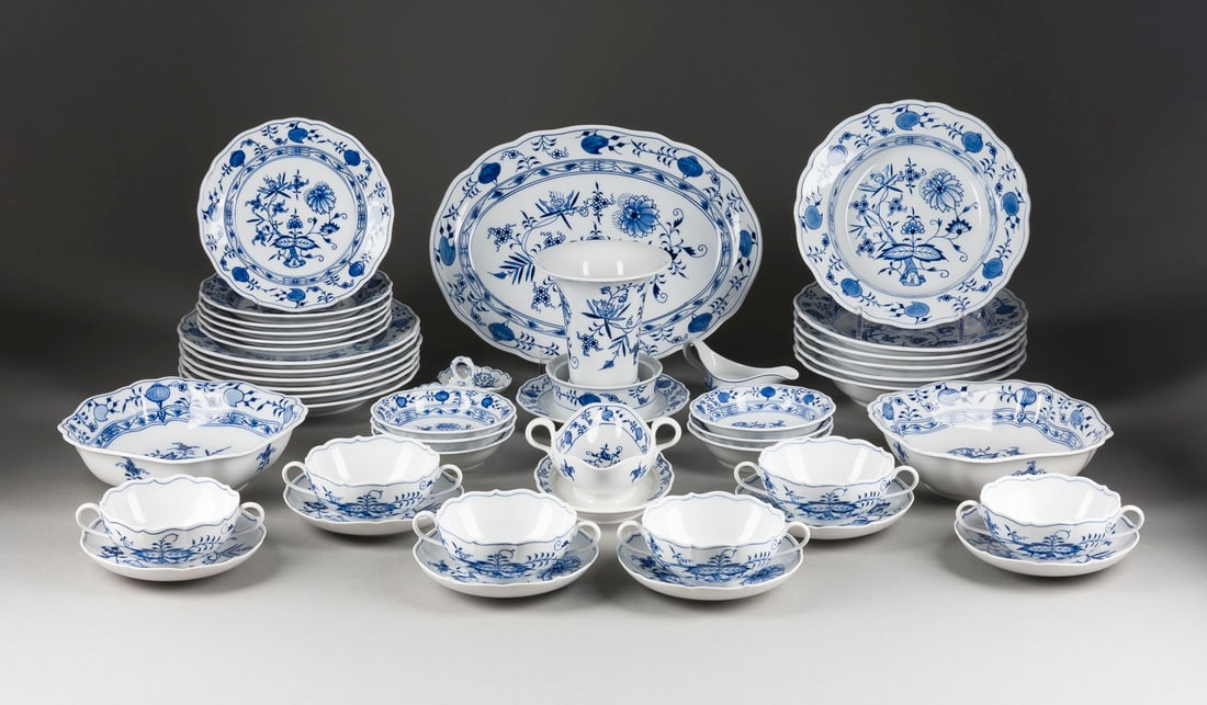 | 44-TEILIGES SPEISESERVICE 'ZWIEBELMUSTER' (1 of 1)
