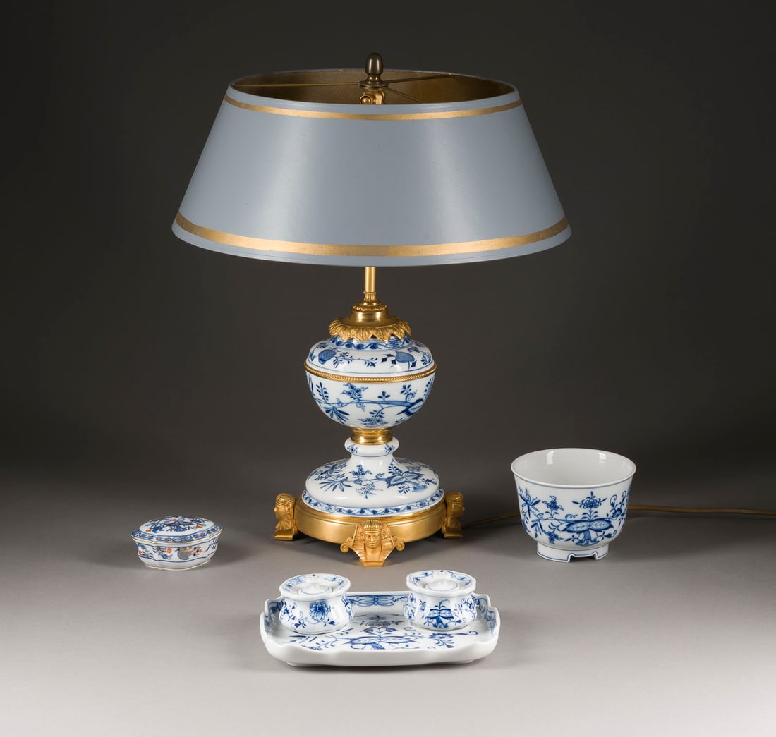 | VIERTEILIGES PORZELLAN-KONVOLUT 'ZWIEBELMUSTER': VIERTEILIGES PORZELLAN-KONVOLUT 'ZWIEBELMUSTER' Deutsch, Meissen, 20. Jh. Porzellan, Blaumalerei, teilw. polychrome Malerei, teilw. Goldstaffage, Metall. L. 10 cm (Deckeldose), H. 52 cm (Lampe). Unter