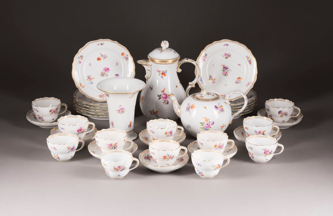 | 35-TEILIGES KAFFEE-/TEESERVICE 'STREUBLUMEN UND INSEKTEN (1 of 1)