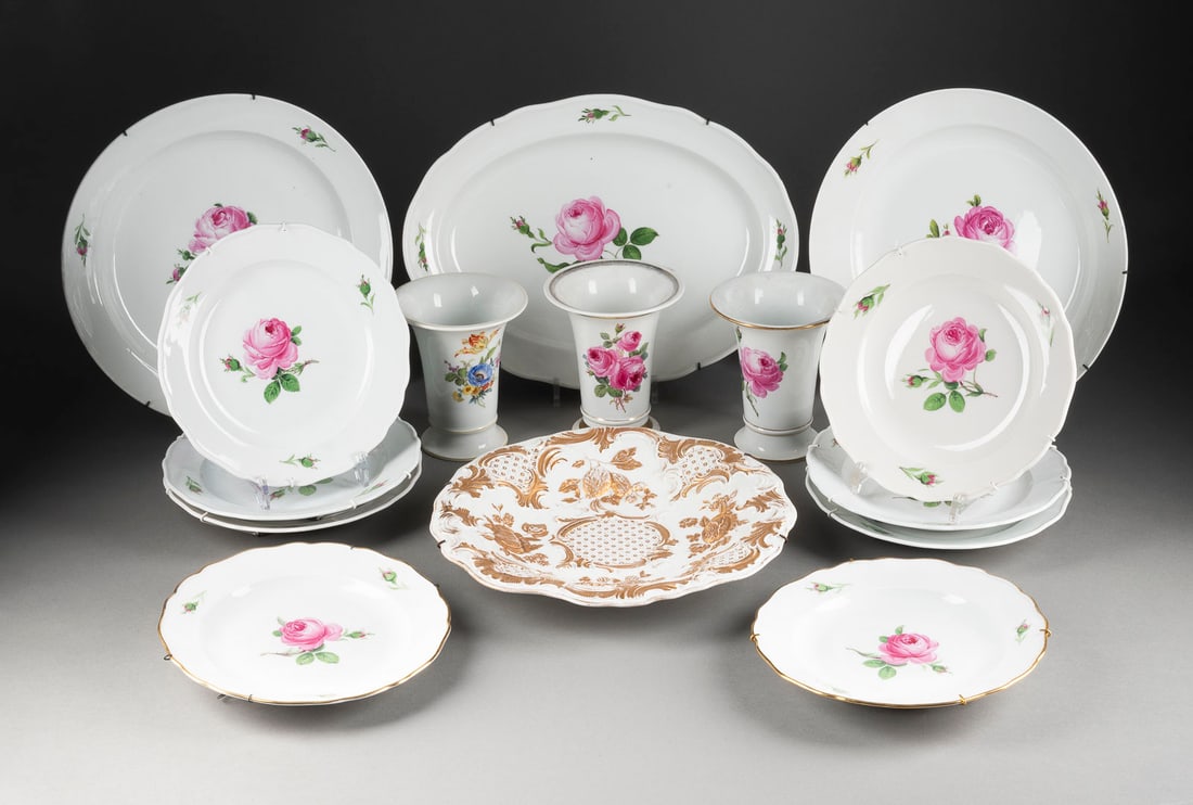 | 15-TEILIGES PORZELLAN-KONVOLUT 'MEISSEN': 15-TEILIGES PORZELLAN-KONVOLUT 'MEISSEN' Deutsch, Meissen, ab Ende 19. und später Porzellan, polychrome Malerei, Goldstaffage. H. 16-16,5 cm (Vase), L. 41,5 cm (Platte), D. 33,5. Unterglasurblaue Sch