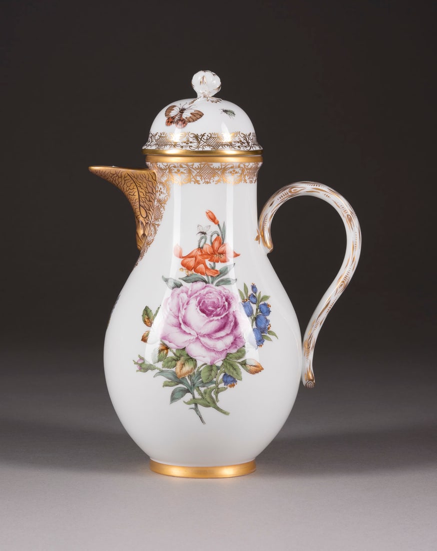 | SELTENE KAFFEEKANNE MIT 'FF-MALEREI MIT INSEKTEN': KAFFEEKANNE MIT 'FF-MALEREI MIT INSEKTEN' Deutsch, Meissen, 2003 Porzellan, polychrome Malerei, Goldstaffage. H. 26 cm. Unterglasurblaue Schwertermarke, Press- und Malernummer, Jahreszeichen und Model