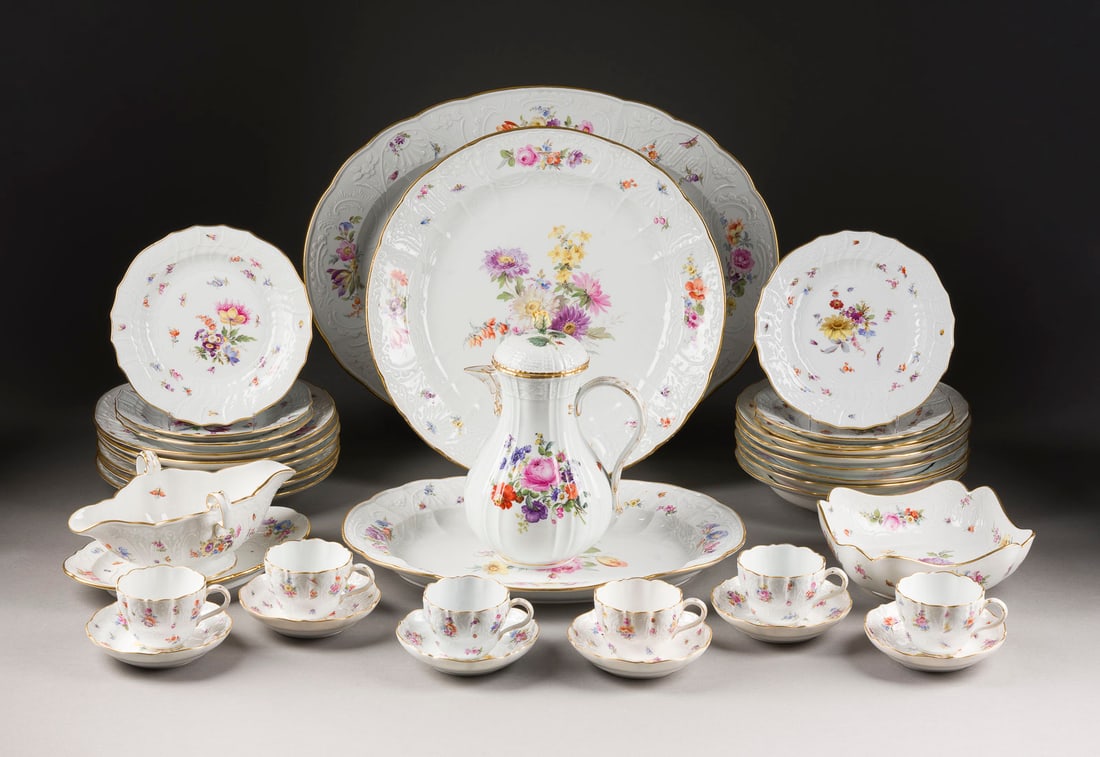 | 36-TEILIGES SPEISE- UND KAFFEESERVICE 'BLUMEN-UND INSEKT (1 of 1)