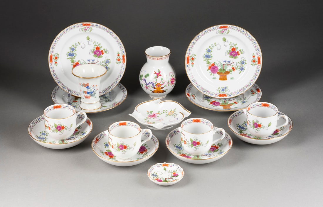 | 16-TEILIGES KONVOLUT 'GARBENMUSTER MIT KANTE': 16-TEILIGES KONVOLUT 'GARBENMUSTER MIT KANTE' Deutsch, Meissen, 20. Jh. Porzellan, polychrome Malerei, dezente Goldstaffage. H. 9,5-12,5 cm (Vase). Unterglasurblaue Schwertermarke, Press- und Malernum