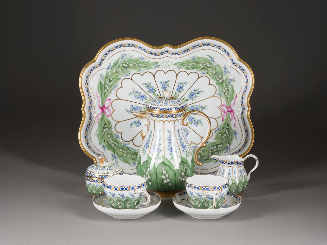 WILHELM HEINRICH LUDWIG GRUNER | KAFFEE-DEJEUNER 'MAIGLÖCKC: WILHELM HEINRICH LUDWIG GRUNER 1801 - 1882 KAFFEE-DEJEUNER 'MAIGLÖCKCHEN' Deutsch, Meissen, 20. Jh. Porzellan, polychrome Malerei, Goldstaffage. L. 40,5 cm (Tablett), H. 24 cm (Kaffeekanne). Untergla