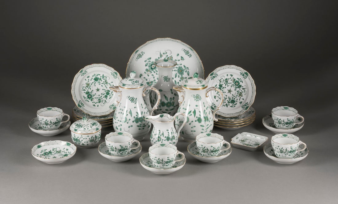 | 30-TEILIGES KAFFEESERVICE 'INDISCH GRÜN - REICH': 30-TEILIGES KAFFEESERVICE 'INDISCH GRÜN - REICH' Deutsch, Meissen, 20. Jh. Porzellan, Camaieumalerei in Grün, Goldstaffage. H. 25 cm (kaffeekanne), D. 28 cm (gr. Teller). Unterglasurblaue Schwerterm