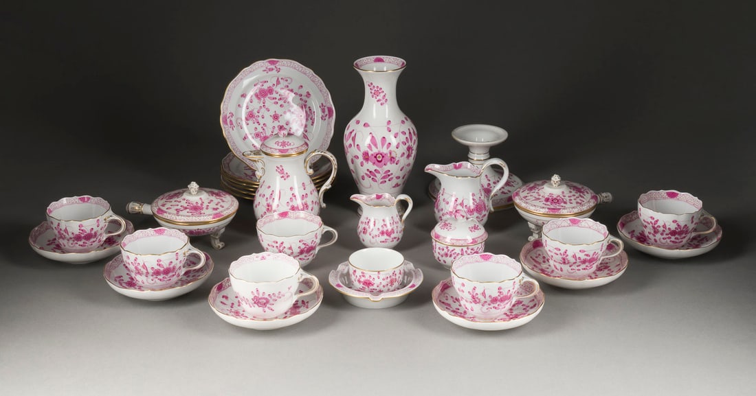 | 28-TEILIGES KAFFEESERVICE 'INDISCH PURPUR - REICH UND LE: 28-TEILIGES KAFFEESERVICE 'INDISCH PURPUR - REICH UND LEICHT' Deutsch, Meissen, 20. Jh. Porzellan, polychrome Malerei, dezente Goldstaffage. H. 23,5 cm (Vase). Unterglasurblaue Schwertermarke, teilw.