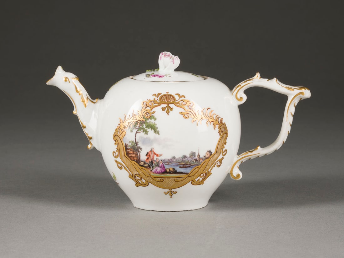| TEEKANNE MIT 'LANDSCHAFTSDARSTELLUNGEN UND FIGURENSTAFFA: TEEKANNE MIT 'LANDSCHAFTSDARSTELLUNGEN UND FIGURENSTAFFAGEN' Deutsch, Meissen, 2. Hälfte 18. Jh. Porzellan, polychrome Malerei, Goldstaffage. H. 11 cm. Unterglasurblaue Schwertermarke, Nr. '119'. Dec