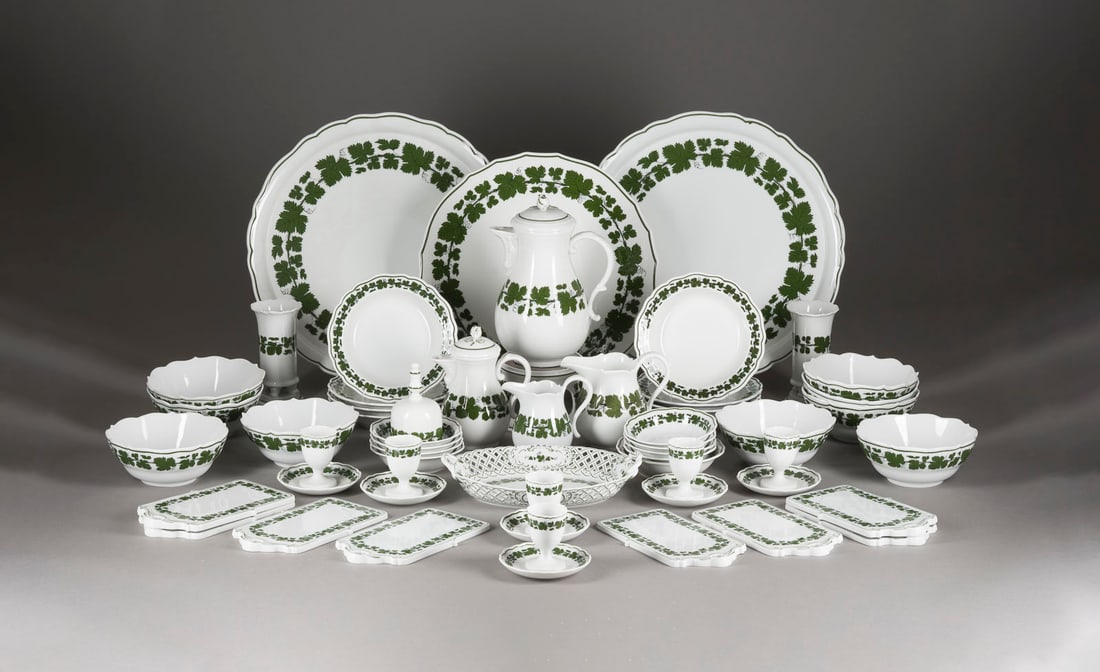 | 142-TEILIGES FRÜHSTÜCKSSERVICE 'GRÜNER WEINLAUBKRANZ' (1 of 1)