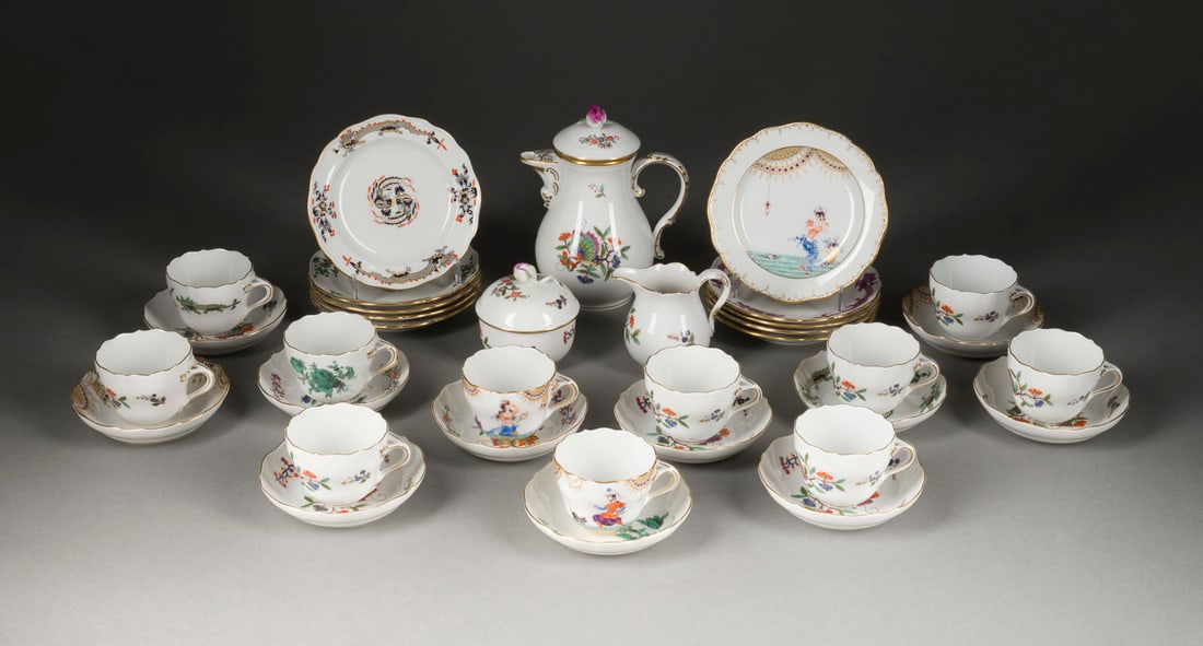 | 35-TEILIGES MOKKA-MISCHSERVICE: 35-TEILIGES MOKKA-MISCHSERVICE Deutsch, Meissen, 20. Jh. Porzellan, polychrome Malerei, dezente Goldstaffage. H. 17 cm (Kanne). Unterglasurblaue Schwertermarke, part. Press- und Malernummer, part. Mod