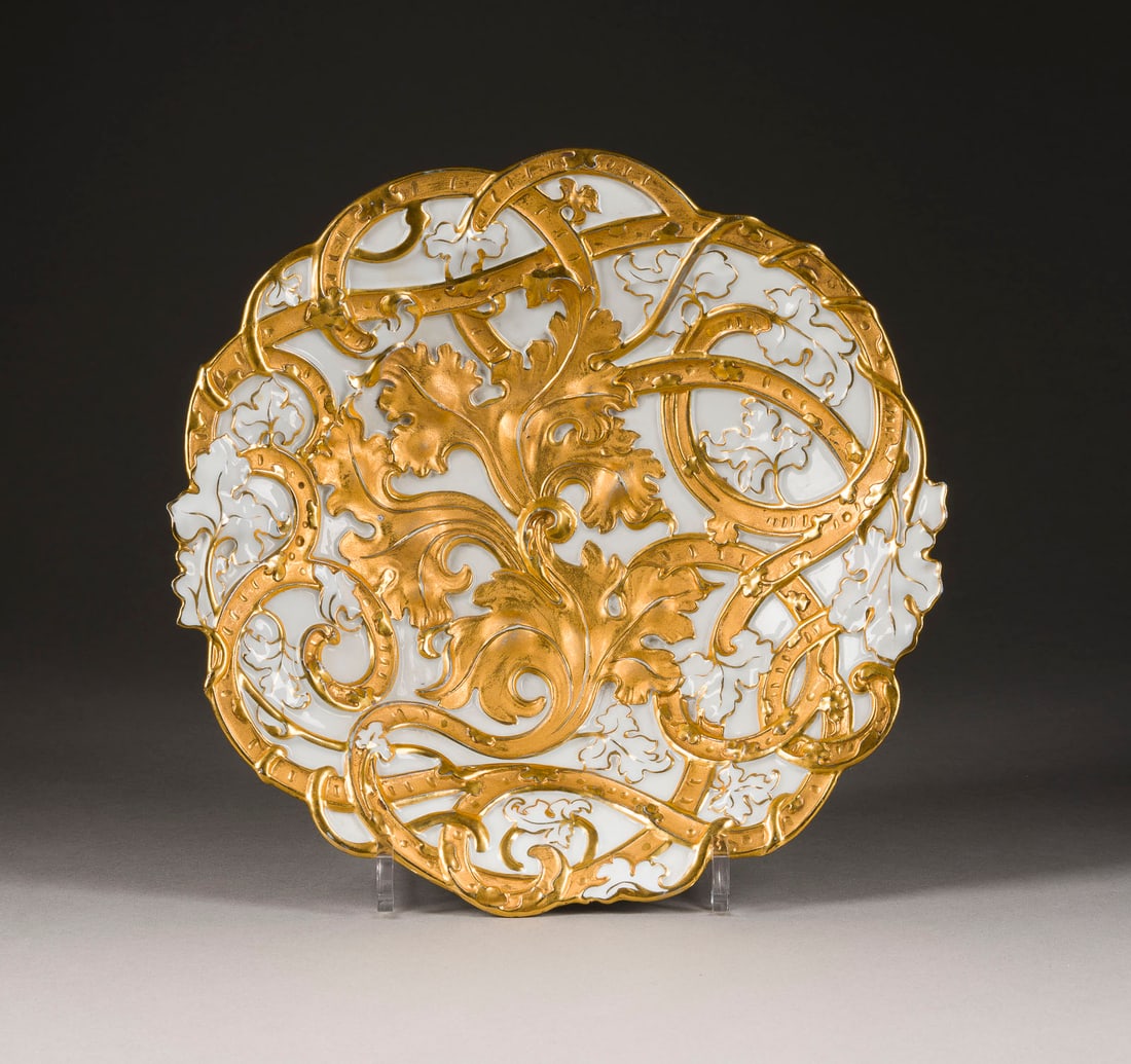 | PRUNKSCHALE MIT AKANTHUSBLATTRELIEF: PRUNKSCHALE MIT AKANTHUSBLATTRELIEF Deutsch, Meissen, 1924-1934 Porzellan, glänzende und matte Goldstaffage. D. 29,5 cm. Unterglasurblaue Pfeiffer-Marke, Pressnummer, Modellnr. 'Z160' (undeutlich). 1