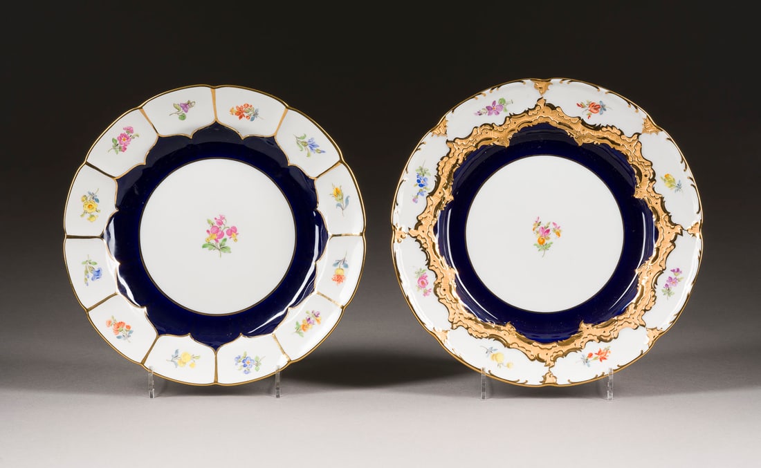 | PAAR PRUNKTELLER: PAAR PRUNKTELLER Deutsch, Meissen, 20. Jh. Porzellan, teilweise kobaltblauer Fond, polychrome Malerei, Goldstaffage. D. 20 cm. Unterglasurblaue Schwertermarke, Press- und Malernummer,