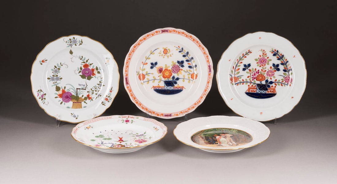 | FÜNF WANDTELLER: FÜNF WANDTELLER Deutsch, Meissen, ab 1850 und später Porzellan, polychrome Malerei, dezente Goldstaffage. D. 24,5 cm. Unterglasurblaue Knaufschwerter, Pressnummer. 1, 2 und 4 Wahl. Gold min.