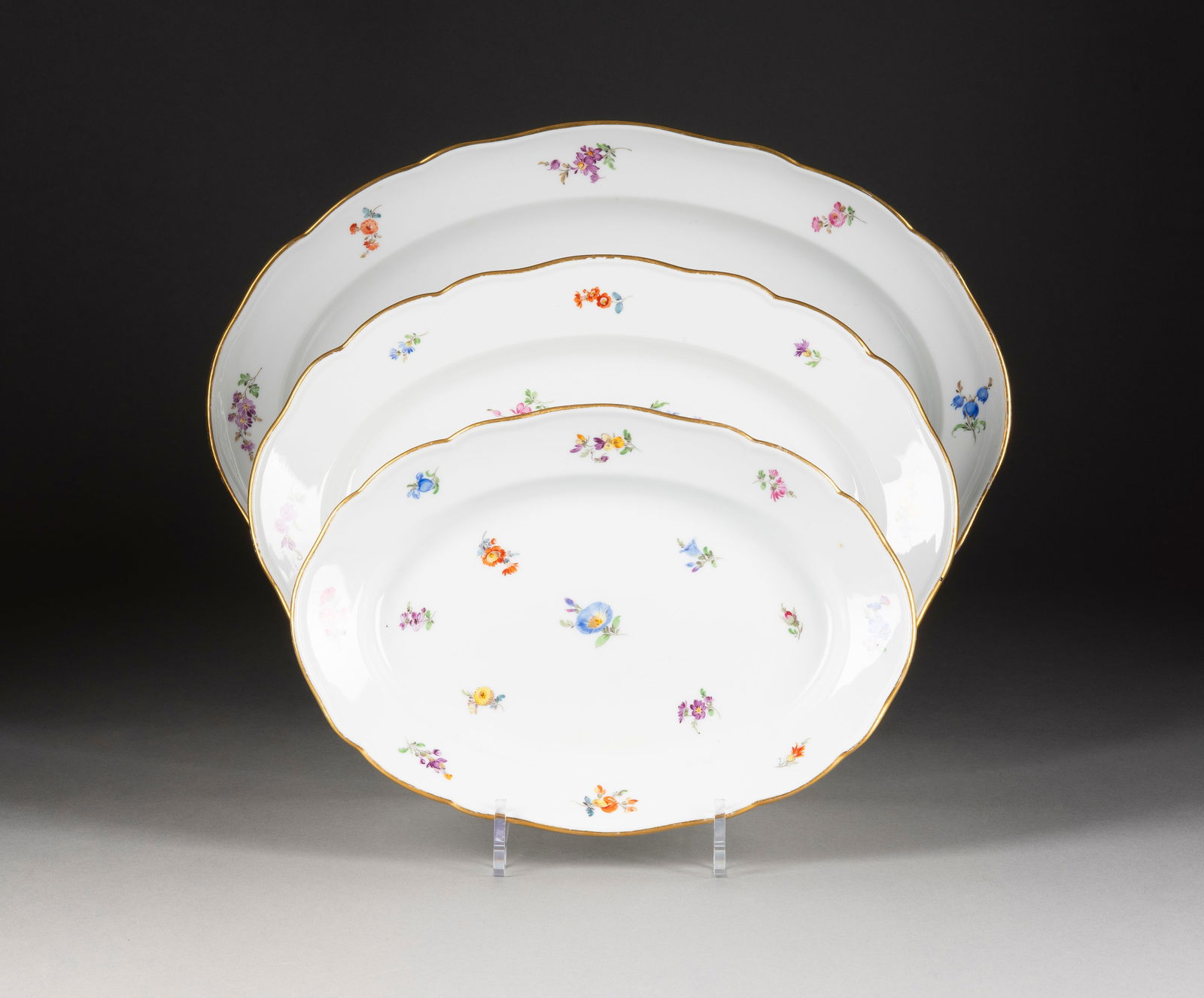 | 19-TEILIGES PORZELLAN-KONVOLUT: 19-TEILIGES PORZELLAN-KONVOLUT Deutsch, KPM Berlin, Meissen, 19./20. Jh. Porzellan, polychrome Malerei, einmal Camaieumalerei in Purpur, Goldstaffage. D. 23,5 cm (Suppenteller), L. 36 cm