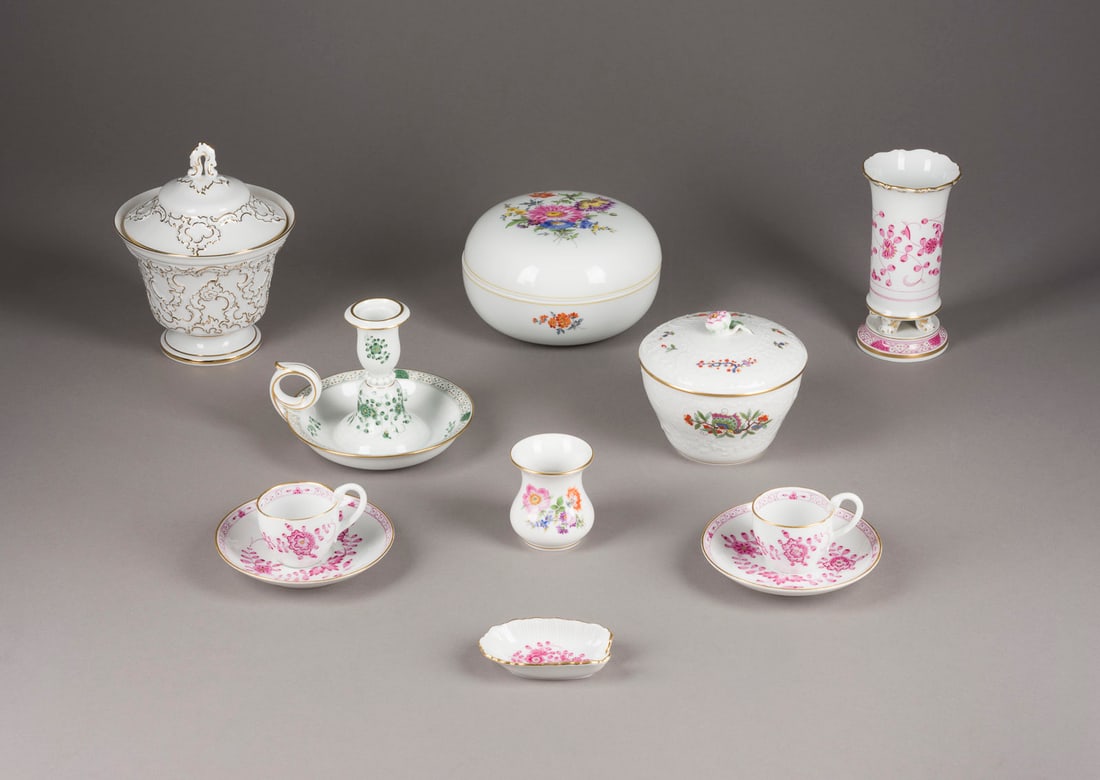| ELFTEILIGES PORZELLAN-KONVOLUT 'MEISSEN': ELFTEILIGES PORZELLAN-KONVOLUT 'MEISSEN' Deutsch, Meissen, 20. Jh. Porzellan, glasiert, polychrome Malerei und Camaieumalerei, Goldstaffage. H. bis 19,2 cm. Unterglasurblaue Schwertermarke bzw. Pfeiff