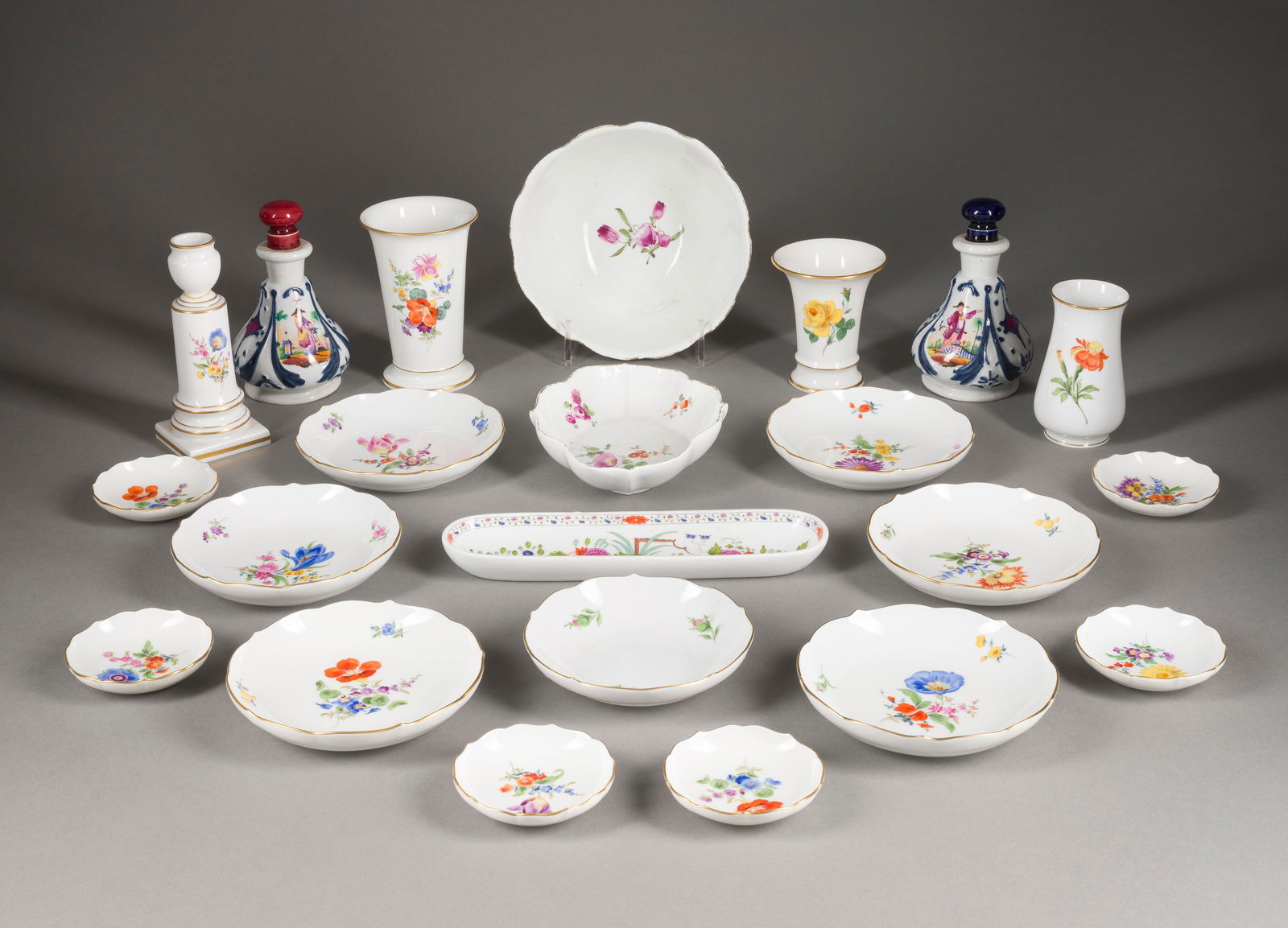 | 24-TEILIGES PORZELLANKONVOLUT: 24-TEILIGES PORZELLANKONVOLUT U.a. Deutsch, Meissen, u.a. 18. Jh. und später Porzellan, polychrome Malerei, teilw. dezente Goldstaffage. H. 9,7-12,7 cm (Vase), L. 23,5 cm (Schale), H. 17,5 cm