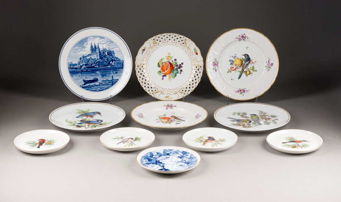 | 11-TEILIGES KONVOLUT WANDTELLER: 11-TEILIGES KONVOLUT WANDTELLER Deutsch, Meissen, 20. Jh. Porzellan, polychrome Malerei, dezente Goldstaffage. D. 17,8-25,5 cm. Unterglasurblaue Schwertermarke, Press- und Malernummer, Jahreszeichen,