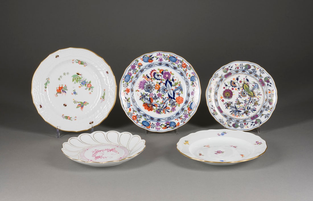| FÜNF WANDTELLER: FÜNF WANDTELLER Deutsch, Meissen, Anfang 20. Jh. Porzellan, polychrome Malerei, glänzende und matte Goldstaffage. D. 21-25 cm. Unterglasurblaue Schwertermarke (zweimal Knaufschwerter und einmal