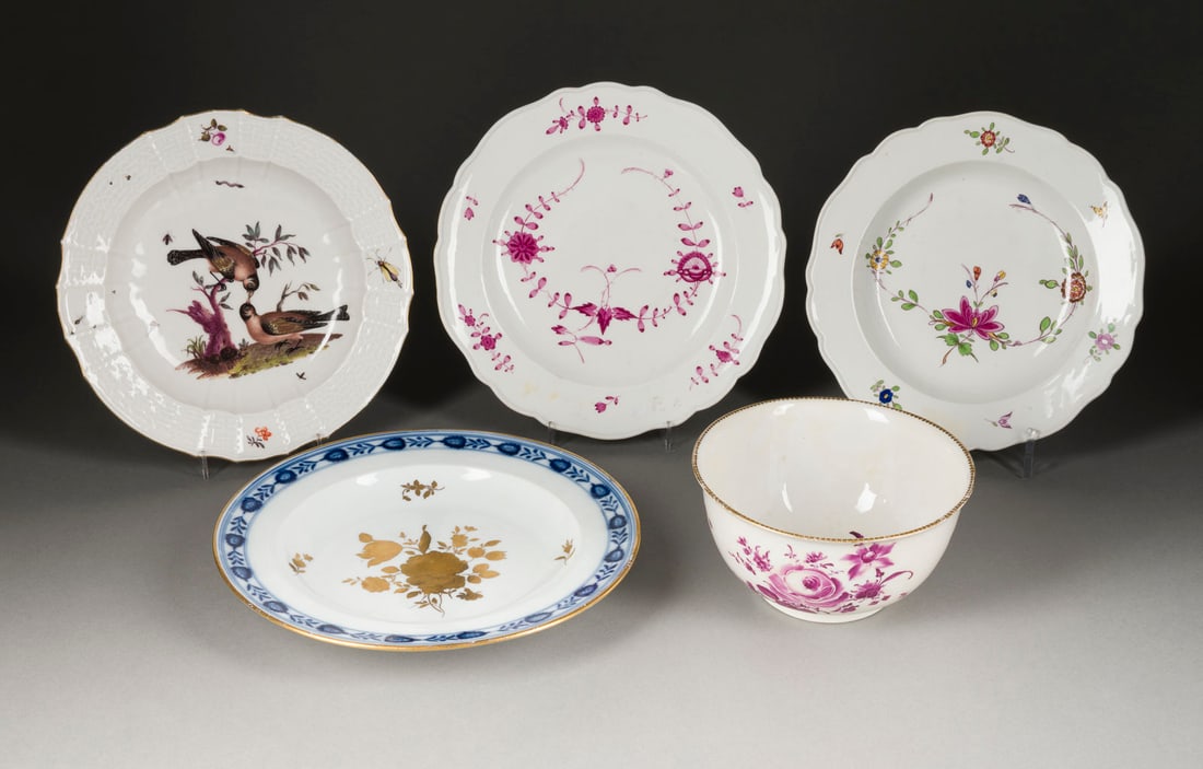 | FÜNF-TEILIGES PORZELLAN-KONVOLUT: FÜNF-TEILIGES PORZELLAN-KONVOLUT Deutsch, Meissen, 19. Jh. Porzellan, Camaieumalerei in Purpur und polychrome Malerei, Goldstaffage. H. 8,5 cm, D. 23 cm. Unterglasurblaue Schwertermarke (davon zwei