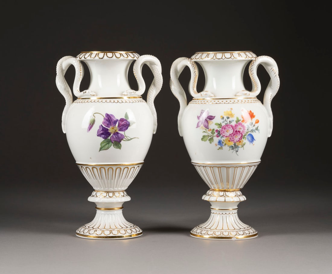ERNST AUGUST LEUTERITZ | ZWEI SCHLANGENHENKELVASE MIT 'BLUM: ERNST AUGUST LEUTERITZ 1818 Meißen - 1893 ebenda ZWEI SCHLANGENHENKELVASE MIT 'BLUMENMALEREI' Deutsch, Meissen, 20. Jh. Porzellan, polychrome Malerei, Goldstaffage. H. 27,5 cm. Unterglasurblaue