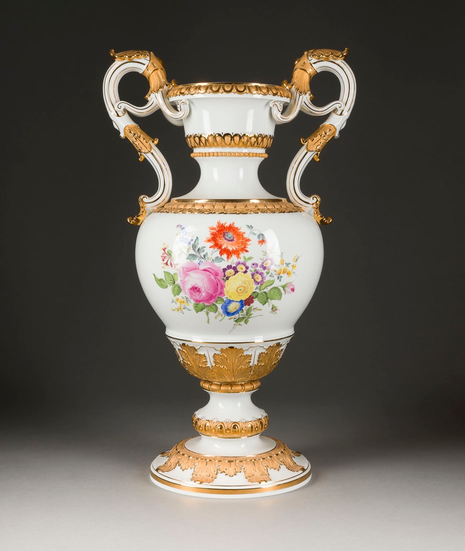 ERNST AUGUST LEUTERITZ | GROSSE PRUNK-HENKELVASE 'BLUMENMAL: ERNST AUGUST LEUTERITZ 1818 Meißen - 1893 ebenda GROSSE PRUNK-HENKELVASE 'BLUMENMALEREI' Deutsch, Meissen, 1991 Porzellan, polychrome Malerei, glänzende und matte Goldstaffage. H. 60 cm.
