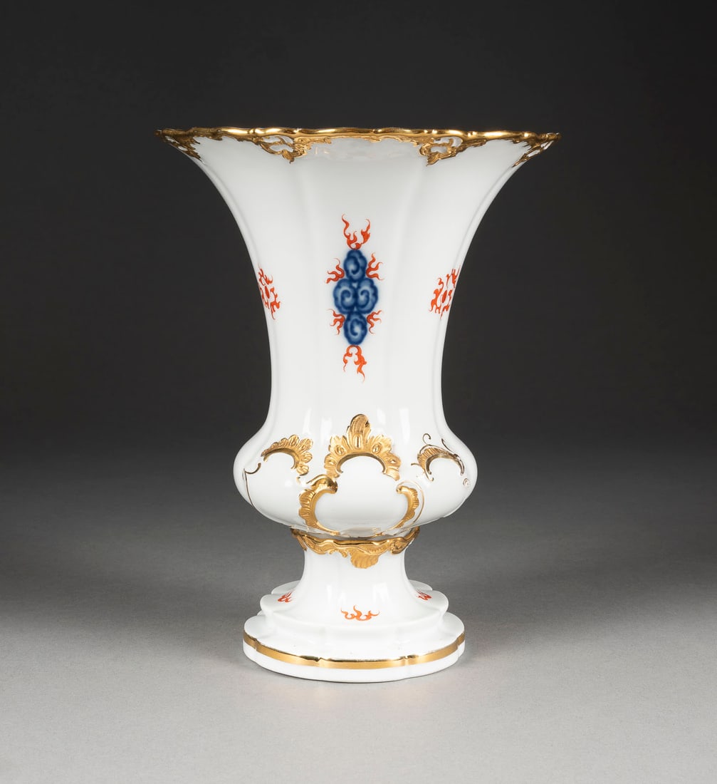 | KRATERVASE B-FORM 'BLAUER MING-DRACHE': KRATERVASE B-FORM 'BLAUER MING-DRACHE' Deutsch, Meissen, 20. Jh. Porzellan, Camaieumalerei in Blaue, roter Aufglasurdekor, Goldstaffage. H. 23,8 cm. Unterglasurblaue Schwertermarke, Press- und