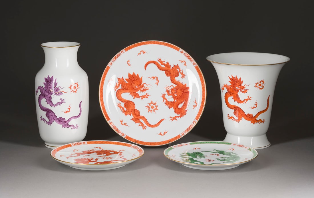 | FÜNF-TEILIGES KONVOLUT MIT DRACHEN-DEKOREN: FÜNF-TEILIGES KONVOLUT MIT DRACHEN-DEKOREN Deutsch, Meissen, 20. Jh. Porzellan, Camaieumalerei in Rot, Grün und Violett, Goldstaffage. H. 25,5-30 cm (Vasen), D. 25,5-30,5 cm (Teller).