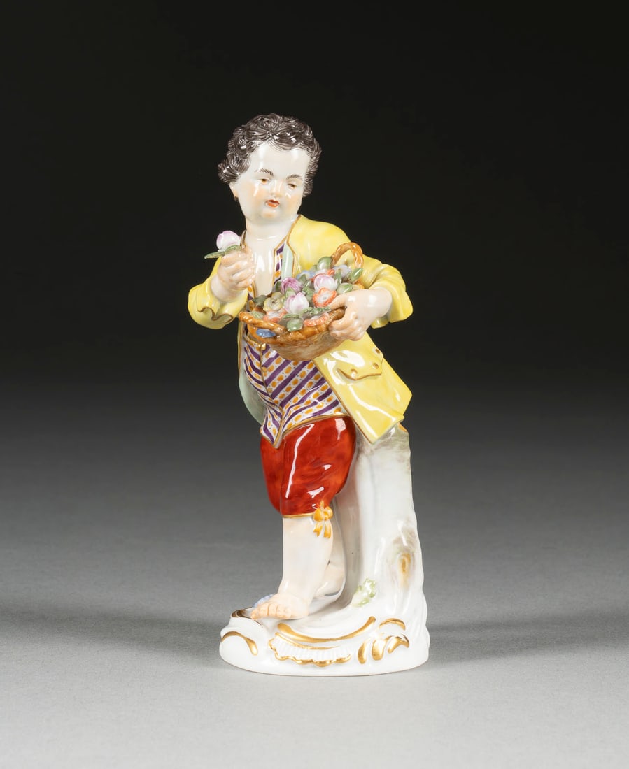 JOHANN JOACHIM KAENDLER | GÄRTNERKIND MIT BLUMENKORB: JOHANN JOACHIM KAENDLER 1706 Fischbach/Arnsdorf - 1775 Meißen GÄRTNERKIND MIT BLUMENKORB Deutsch, Meissen, 1990 (Entwurf 1740) Porzellan, polychrome Malerei, dezente Goldstaffage. H. 12,8 cm. Unterg