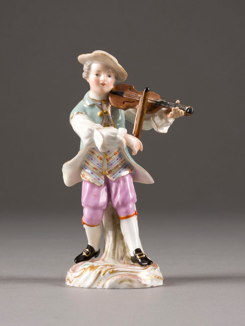 FRIEDRICH ELIAS MEYER | GALANTE KAPELLE - DER GEIGER: FRIEDRICH ELIAS MEYER um 1723 Erfurt - 1785 Berlin GALANTE KAPELLE - DER GEIGER Deutsch, Meissen, seit 1815 (Entwurf um 1750) Porzellan, polychrome Malerei, Goldstaffage. H. 13,4 cm. Auf unglasiertem