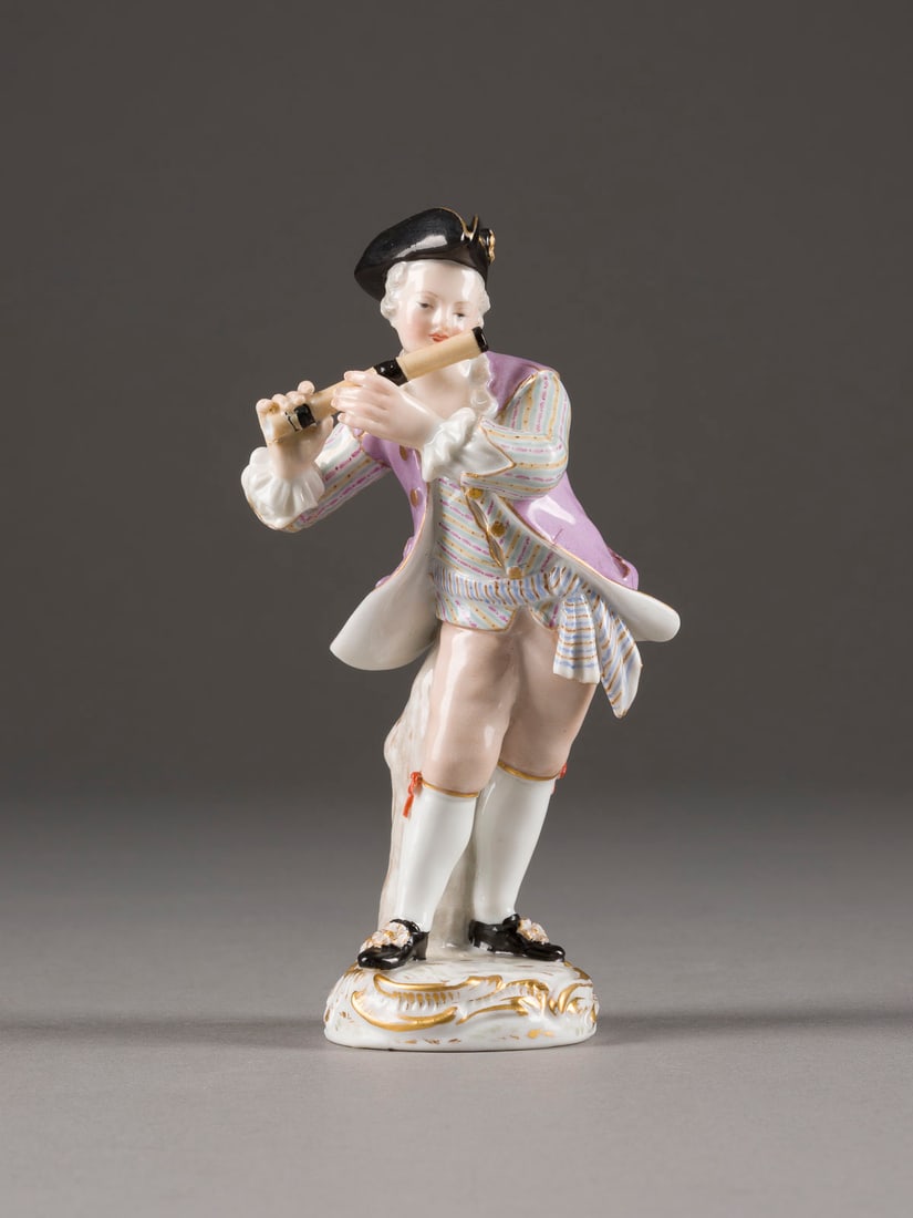 FRIEDRICH ELIAS MEYER | GALANTE KAPELLE - DER FLÖTIST: FRIEDRICH ELIAS MEYER um 1723 Erfurt - 1785 Berlin GALANTE KAPELLE - DER FLÖTIST Deutsch, Meissen, 1850-1924 (Entwurf 1750) Porzellan, polychrome Malerei, Goldstaffage. H. 13,5 cm. Unterglasurblaue K