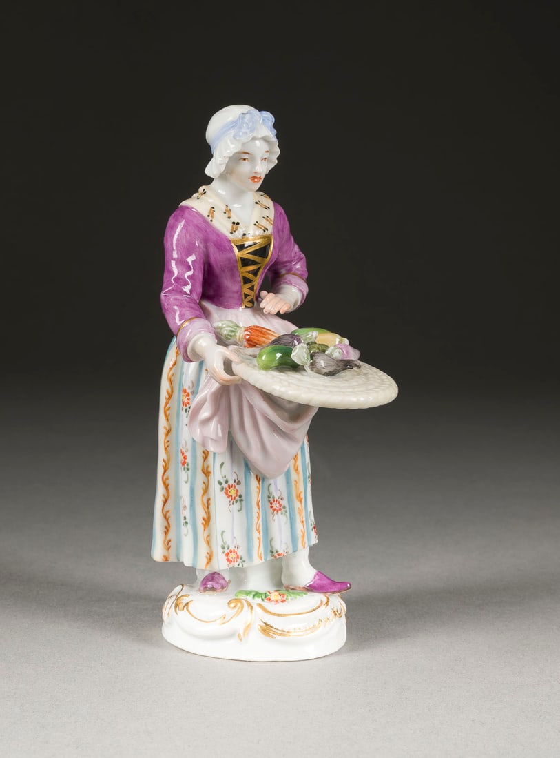 PETER REINICKE | GEMÜSEHÄNDLERIN AUS DEN 'CRIS DE PARIS': PETER REINICKE 1715 Danzig - 1768 Meißen GEMÜSEHÄNDLERIN AUS DEN 'CRIS DE PARIS' Deutsch, Meissen, 1850-1924 (Entwurf 1753-1754) Porzellan, polychrome Malerei, Goldstaffage. H. 13,7 cm.