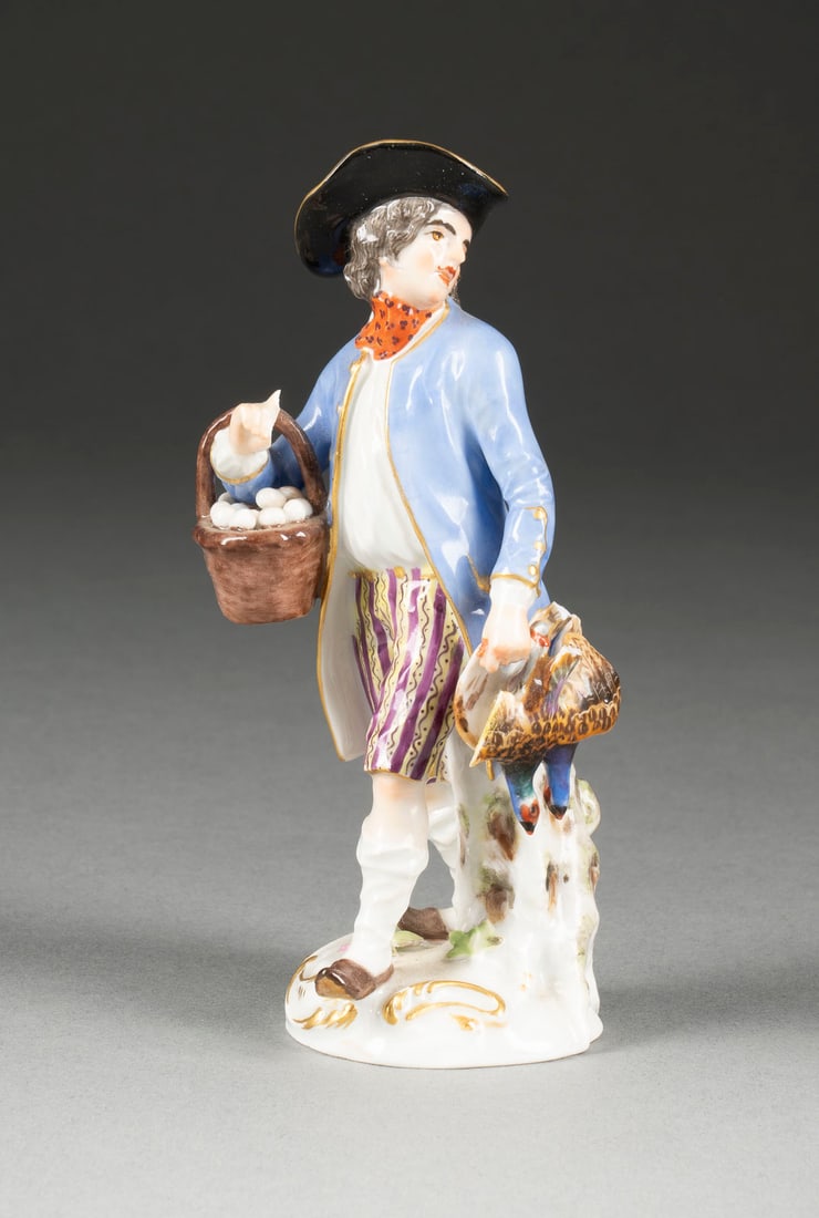 PETER REINICKE | GEFLÜGELHÄNDLER: PETER REINICKE 1715 Danzig - 1768 Meißen GEFLÜGELHÄNDLER Deutsch, Meissen, 1976, Porzellan, polychrome Malerei, Goldstaffage. H. 14 cm. Unterglasurblaue Schwertermarke, Pressnummer, Jahreszeichen,