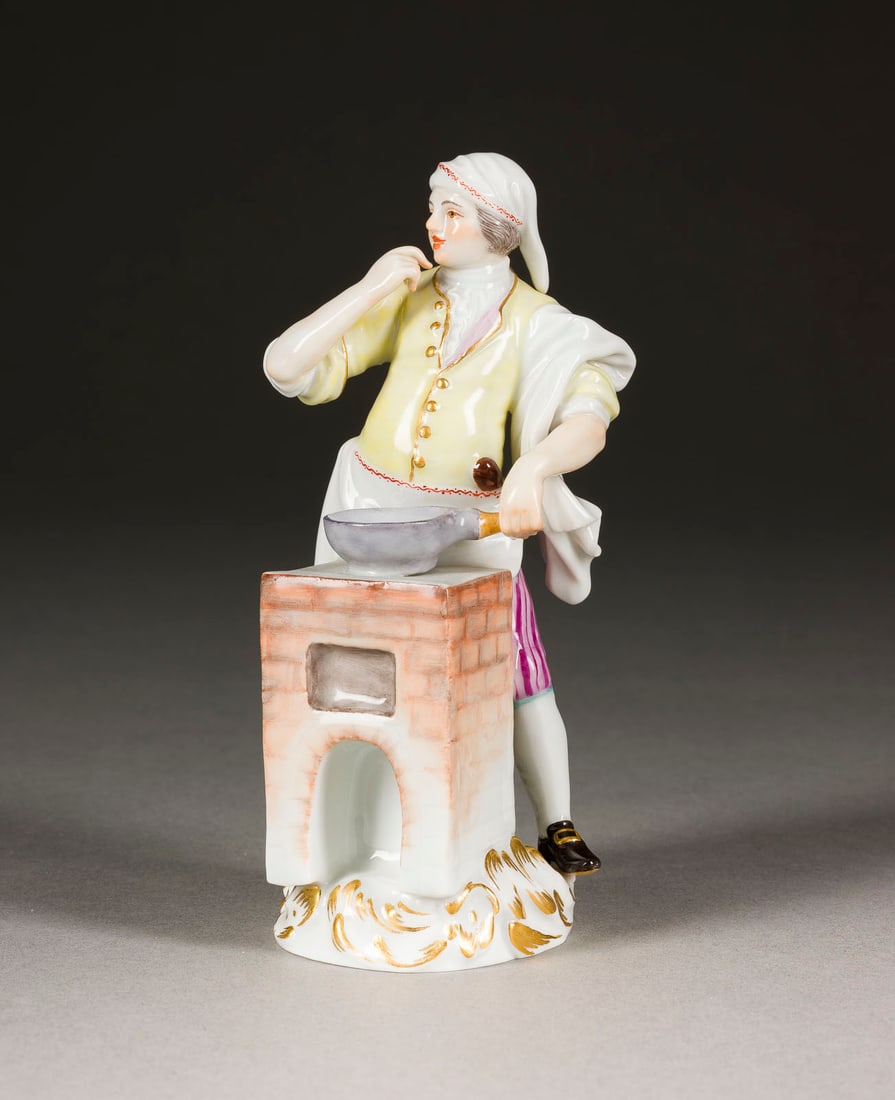 JOHANN JOACHIM KAENDLER | KOCH MIT SCHÜRZE UND PFANNE: JOHANN JOACHIM KAENDLER 1706 Fischbach/Arnsdorf - 1775 Meißen KOCH MIT SCHÜRZE UND PFANNE Deutsch, Meissen, 1987 (Entwurf um 1755) Porzellan, polychrome Malerei, dezente Goldstaffage. H. 13,6 cm.