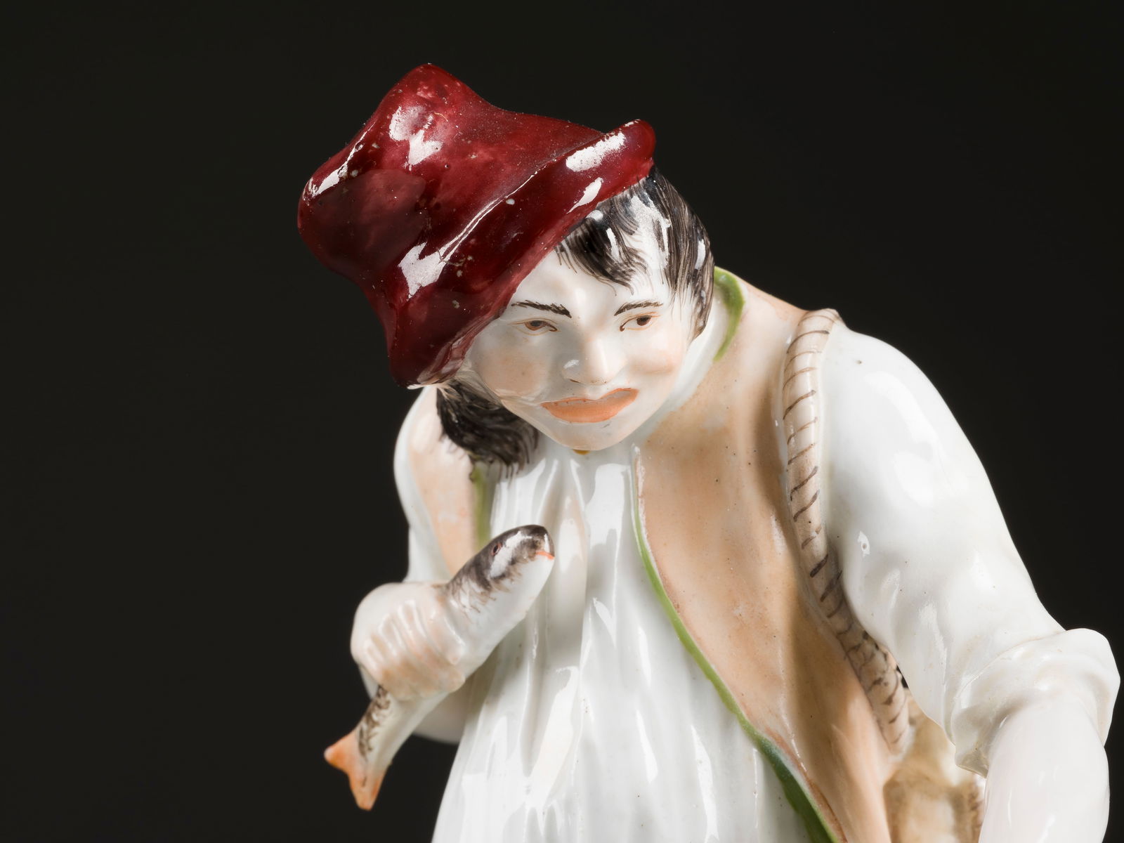 JOHANN JOACHIM KAENDLER | FISCHER: JOHANN JOACHIM KAENDLER 1706 Fischbach/Arnsdorf - 1775 Meißen FISCHER Deutsch, Meissen, 18. Jh. (Entwurf 1738) Porzellan, polychrome Malerei. H. 18 cm. Unterglasurblaue Schwertermarke. Part. min. bes