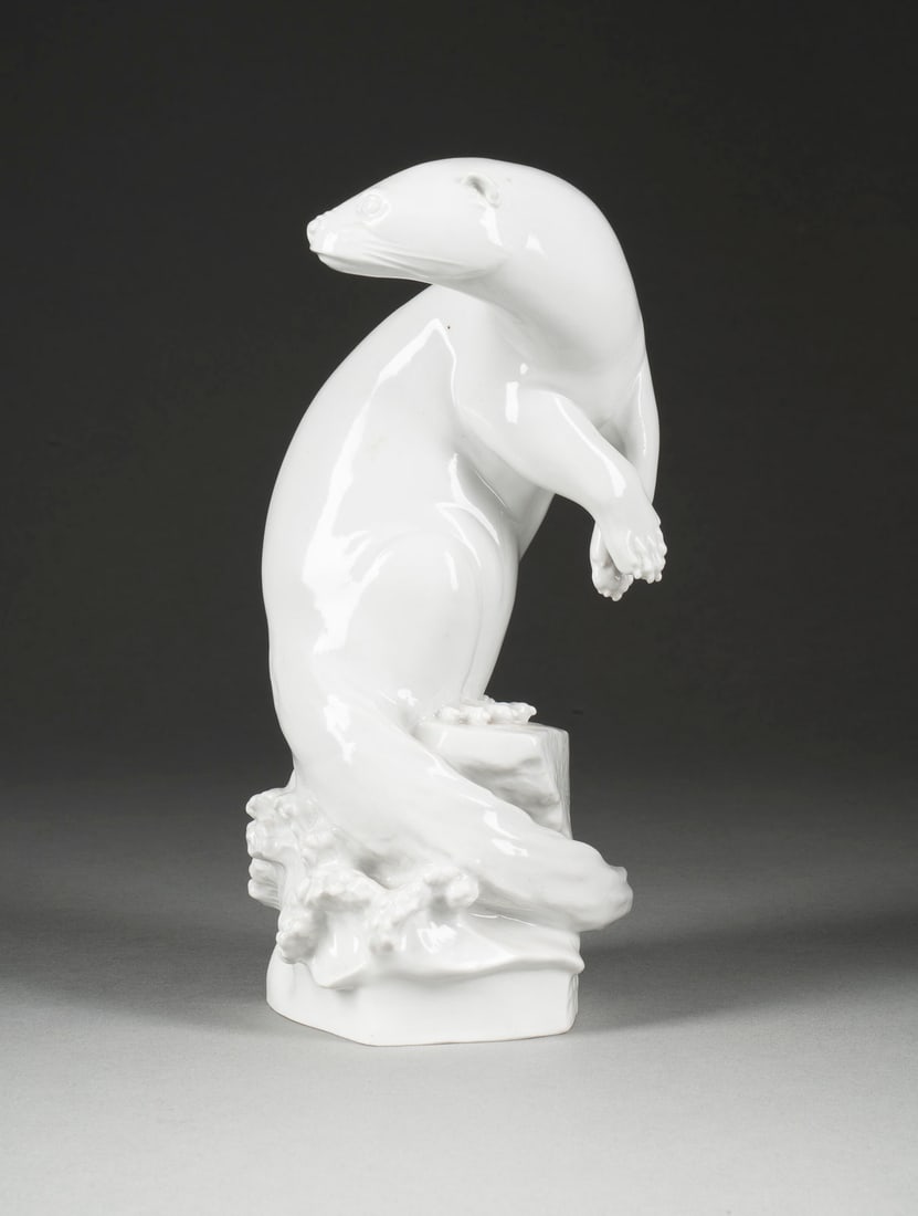 MAX ESSER | FISCHOTTER: MAX ESSER 1885 Barth - 1945 Berlin FISCHOTTER Deutsch, Meissen, 1958 (Entwurf 1931) Weißporzellan, glasiert. H. 24,5 cm. Unterglasurblaue Schwertermarke, Weißzeichen, Pressnummer, Jahreszeichen, Mod