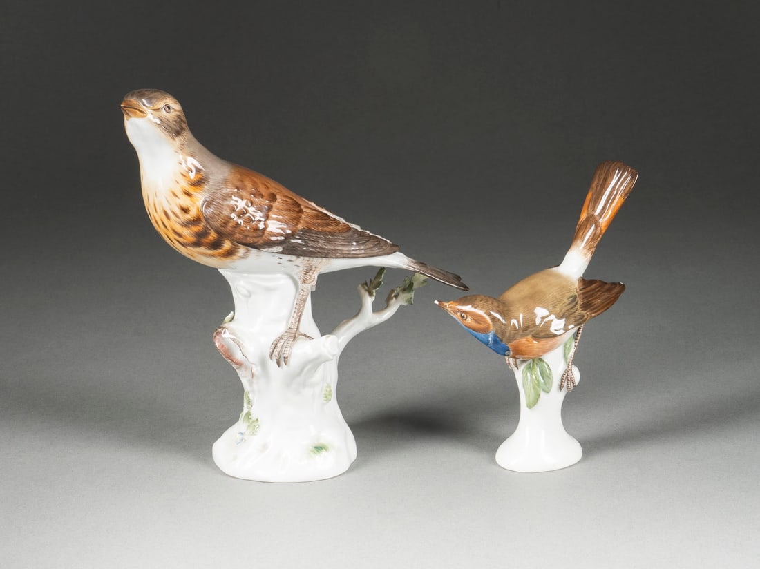 | DROSSEL UND BLAUKEHLCHEN: DROSSEL UND BLAUKEHLCHEN Deutsch, Meissen, 1962, 1975 (Entwurf 1735-1740), (Entwurf 1913) Porzellan, polychrome Malerei. H. 15-20,5 cm. Unterglasurblaue Schwertermarke, Pressnummer, Jahreszeichen,