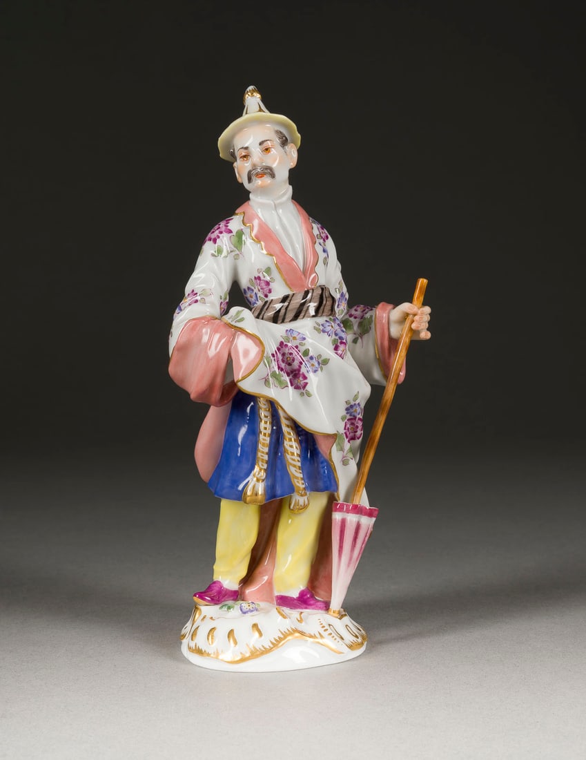 JOHANN JOACHIM KAENDLER | JAPANER MIT SCHIRM: JOHANN JOACHIM KAENDLER 1706 Fischbach/Arnsdorf - 1775 Meißen JAPANER MIT SCHIRM Deutsch, Meissen, 1985 (Entwurf 1759) Porzellan, polychrome Malerei, Goldstaffage. H. 17 cm. Unterglasurblaue Schwerte
