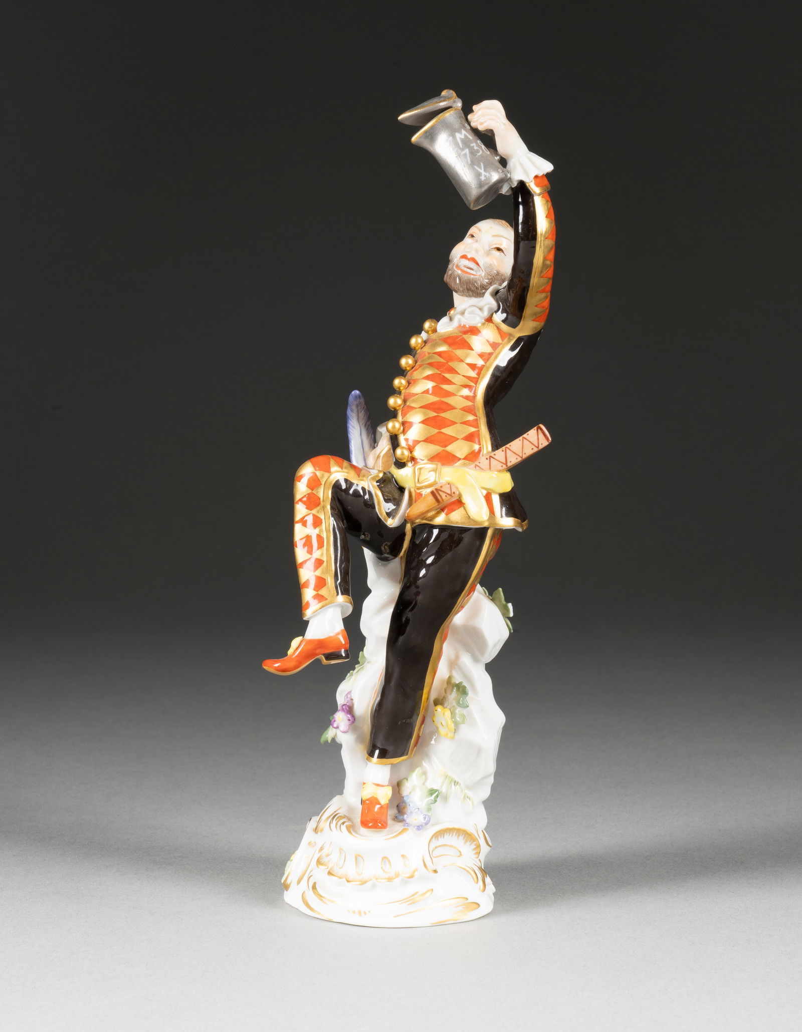 JOHANN JOACHIM KAENDLER | HARLEKIN MIT DECKELKANNE: JOHANN JOACHIM KAENDLER 1706 Fischbach/Arnsdorf - 1775 Meißen HARLEKIN MIT DECKELKANNE Deutsch, Meissen, 1988, (Entwurf 1764) Porzellan, polychrome Malerei, Goldstaffage. H. 24,5 cm. Unterglasurblaue